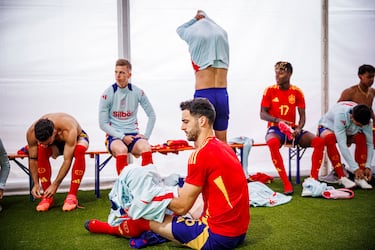 Mikel Merino se prepara para la fotografía.