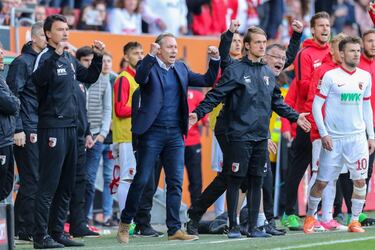 Un fichaje de entrenador. Claudio Ranieri le conocía de su etapa en la Fiorentina y en el verano de 1998 le reclutó para las filas del Valencia. Ese año, el de la Copa de La Cartuja, jugó 38 partidos, 30 como titular. En la final fue convocado, aunque no llegó a participar. La marcha de Ranieri al Atlético de Madrid conllevó su salida del Valencia, recalando en el Sunderland. Tras hacer sus pinitos como entrenador, Schwarz instaló su residencia en Lisboa, donde es habitual como comentarista de los partidos del Benfica.  