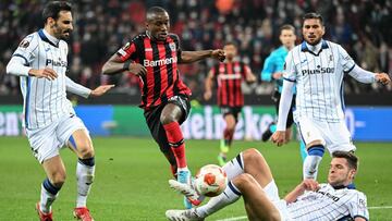 Diaby salta entre los jugadores del Atalanta.