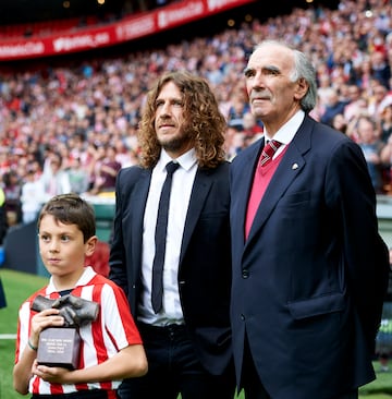 Antes de empezar con la lista de los míticos fieles al color rojiblanco, debemos mencionar el galardón entregado por el Athletic a los jugadores que han desarrollado la totalidad de su carrera futbolística en el mismo club. Fue fundado en 2015 y se entrega de manera anual. Además, cuatro años después, en 2019, se empezó a premiar también a las mujeres, denominando al trofeo como One Club Woman.