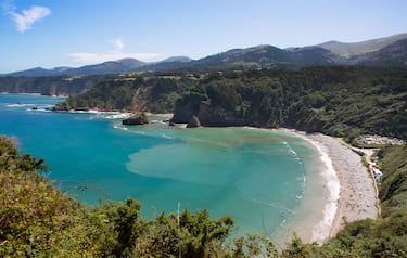 Es uno de los mayores atractivos turísticos de Asturias por la forma de concha de su bahía, las numerosas formaciones rocosas, la arena oscura y unas increíbles aguas cristalinas.