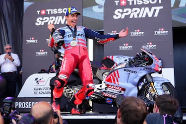 Al acabar 2023, Marc Márquez se fue de Honda, su casa de toda la vida en MotoGP, para recalar en un equipo satélite de Ducati, el Gresini. Se vio obligado a dar ese paso en busca de la felicidad, y la encontró. Más allá de su tercer puesto en la general o sus tres victorias, lo realmente importante para el ilerdense en este 2024 fueron las geniales sensaciones que emanó desde el primer momento al manillar de su GP23, algo peor que la GP24 de los oficiales, pero con la que impactó al mismísimo DallIgna. El jefazo de Ducati vio cosas tan deslumbrantes en su nuevo piloto, y en tan poco tiempo, que se decantó finalmente por él para el box oficial Ducati como nuevo compañero de Pecco. Y eso hizo que el 2024 se hiciera largo para muchos, deseosos de ver ya qué deparará 2025 con Marc vestido de rojo.