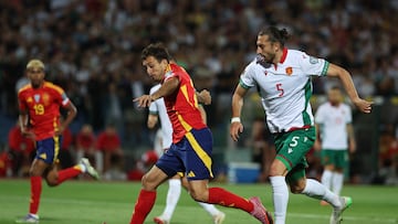 Soccer Football - World Cup - UEFA Qualifiers - Group E - Bulgaria v Spain - Vasil Levski National Stadium, Sofia, Bulgaria - September 4, 2025 Spain's Mikel Oyarzabal in action with Bulgaria's Kristian Dimitrov before scoring their first goal REUTERS/Spasiyana Sergieva