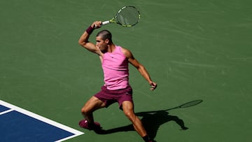 NEW YORK, NEW YORK - AUGUST 29: Carlos Alcaraz of Spain plays a forehand against Luciano Darderi of Italy during their Men's Singles Third Round match on Day Six of the 2025 US Open at USTA Billie Jean King National Tennis Center on August 29, 2025 in the Flushing neighborhood of the Queens borough of New York City. Clive Brunskill/Getty Images/AFP (Photo by CLIVE BRUNSKILL / GETTY IMAGES NORTH AMERICA / Getty Images via AFP)