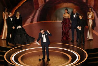 Willem Dafoe, Dave Bautista, Joe Alwyn, Alba Rohrwacher y Zoe Saldana escuchan atentamente a Lol Crawley su discurso tras recibir el Oscar a la Mejor Fotografía por la película 'The Brutalist'.
