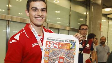 Bruno Hortelano, con una reproducción de la portada que le dedicó el Diario AS tras su triunfo en Amsterdam.