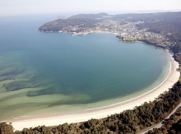 Es una playa de gran extensión desde donde se puede observar toda la ría. Está situada en la desembocadura del río Sor. Con arena blanca y fina, es una playa tranquila y abrigada por una atractiva arboleda.