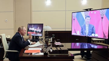 El presidente de Rusia Vladimir Putin habla con el presidente de China Xi Jinping durante una reunión por videoconferencia.