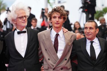 El escritor Santiago Amigorena, Vassili Schneider y Zinedine Soualem posan para los fotógrafos a su llegada al estreno de la película 'Colours of Time'. 