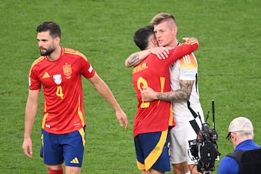 Toni Kroos se abraza a Dani Carvajal tras finalizar el partido.