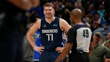 Luka Doncic, base de Dallas Mavericks, habla el árbitro Tom Washington al finalizar el primer cuarto.