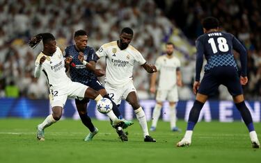 Álvaro Djaló entre Eduardo Camavinga y Antonio Rüdiger.
