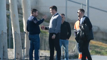 Julio Velázquez se despide de Juan Carlos Cordero en la Ciudad Deportiva.