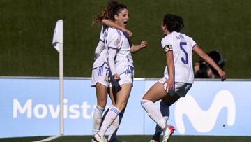 Esther González, del Real Madrid, celebra su gol con Ivana y Olga Carmona en el derbi ante el Rayo Vallecano.
