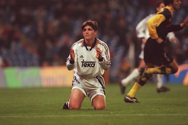 Otro jugador balcánico sin suerte en el Real Madrid. Procedente del Estrella Roja fichó por el conjunto merengue en 1999. Estuvo tres temporadas en las que solo jugó 22 partidos y marcó un gol. Su siguiente equipo fue el Kaiserlautern.