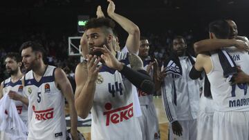 Los jugadores del Real Madrid celebran su victoria contra el Darussafaka Dogus durante el cuarto encuentro de los playoff de la Euroliga disputado en Estambul.