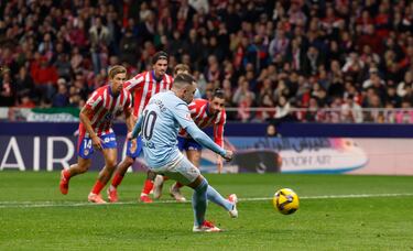 El jugador del Celta, Iago Aspas, marca el 0-1 de penalti al Atlético de Madrid 
