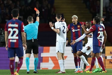 El árbitro Istvan Kovacs muestra la cartulina roja al defensa central uruguayo del Barcelona por la acción con Bradley Barcola.