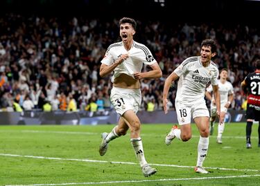 2-1. Jacobo Ramón y Jesús Vallejo celebran el segundo gol del conjunto blanco.