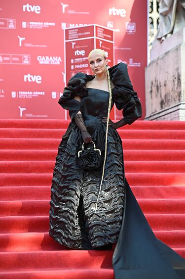 La artista musical Kuve posa en la alfombra roja de la II edición de los Premios Academia de la Moda Española que tiene lugar en la Biblioteca Nacional.
