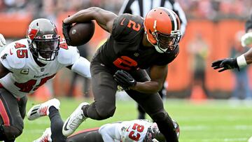 CLEVELAND, OHIO - NOVEMBER 27: Amari Cooper #2 of the Cleveland Browns runs with the ball as Devin White #45 and Sean Murphy-Bunting #23 of the Tampa Bay Buccaneers defend during the first half at FirstEnergy Stadium on November 27, 2022 in Cleveland, Ohio. Nick Cammett/Getty Images/AFP (Photo by Nick Cammett / GETTY IMAGES NORTH AMERICA / Getty Images via AFP)