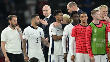 Los jugadores de la Selección inglesa reciben sus medallas de subcampeones de la Eurocopa.