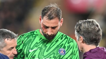 Soccer Football - Ligue 1 - AS Monaco v Paris St Germain - Stade Louis II, Monaco - December 18, 2024 Paris St Germain's Gianluigi Donnarumma reacts after sustaining an injury REUTERS/Alexandre Dimou