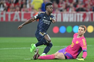 Vinicius Junior bate a Neuer tras recibir un pase preciso de Toni Kroos. El momento en el que el portero alemán se ve batido por el delantero brasileño, adelantando al Real madrid en la eliminatoria.