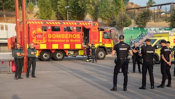 Agentes de la Policía Nacional, la Guardia Civil y los Bomberos en el Centro de Control, a 12 de agosto de 2025, en Tres Cantos, Madrid (España). El incendio de vegetación registrado a última hora de la tarde de este lunes, 11 de agosto, en Tres Cantos ha evolucionado favorablemente durante la noche y está perimetrado, según los servicios de Emergencias de Madrid. El incendio obligó ayer a desalojar las urbanizaciones de Soto de Viñuelas y Fuente El Fresno evacuando 180 personas. Se han sumado 11 dotaciones de bomberos del Ayuntamiento de Madrid, la Unidad Militar de Emergencias (UME), Agentes Forestales, SUMMA112, SAMUR, ERIVE, Policía Nacional, Policía Local, Guardia Civil y agentes de Protección Civil de 9 municipios de la comunidad.
12 AGOSTO 2025;PIXELADA
Rafael Bastante / Europa Press
12/08/2025