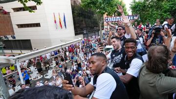 El Albacete es recibido por sus seguidores tras conseguir el ascenso.