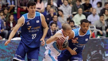 GRAF3842. BURGOS, 01/04/2018.- El base del Obradorio ACB, Albert Sábat (c), protege el balón ante la presencia de los jugadores del San Pablo Burgos, el guardia estadounidense Corey Fisher (d), y el pívot serbio Goran Huskic, durante el partido disputado esta tarde en el Coliseum Burgos, correspondiente a la jornada 25 de la Liga Endesa. EFE/ Santi Otero