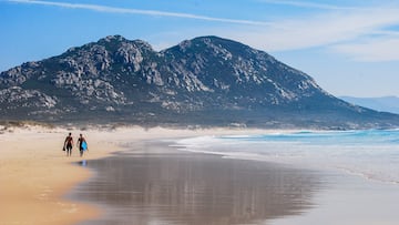 También en La Coruña nos encontramos con la Playa Area Maior. Tiene unas dunas de kilómetro y medio y separan del mar la laguna de agua dulce de As Xarfas. Forma parte de un espacio natural protegido.