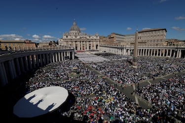 Multitud de gente asiste a la misa funeral del Papa Francisco, en la Plaza de San Pedro.
