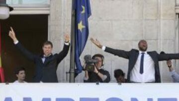 Andrés Nocioni y Marcus Slaughter, eufóricos ayer en el balcón de la Real Casa de Correos, sede del gobierno de la Comunidad de Madrid.