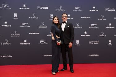 El ex futbolista italiano Del Piero junto a su acompañante.