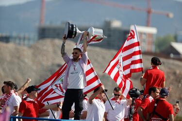 Iker Muniain levanta la Copa durante la celebración en la Gabarra.