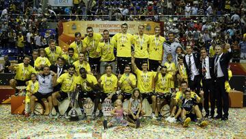 GRA579. SANTA CRUZ DE TENERIFE, 24/09/2017.- Los jugadores del Iberostar Tenerife celebran su victoria en la Copa Intercontinental tras superar al equipo venezolano Guaros de Lara. EFE/Cristóbal García