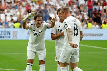 Ovación de Raúl González Blanco a Toni Kroos antes del inicio del encuentro Corazon Classic Match 2025.