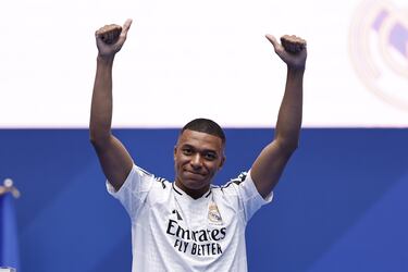 Kylian Mbappé, muy feliz, saluda al público del Bernabéu. 
