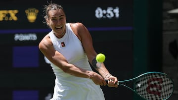 Aryna Sabalenka ejecuta un revés en Wimbledon.