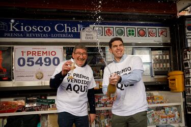 Empleados de El Quiosco Chalo de Plaza Nueva, celebran que han vendido el Gordo de la Lotería de Navidad, correspondiente al número 05490.