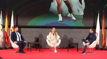 David Cal, Jennifer Pareja y Juanma Castaño durante el acto de homenaje. 

 






