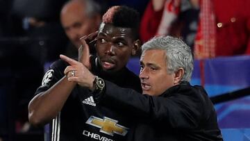 Mourinho da indicaciones a Pogba durante el partido de Champions ante el Sevilla