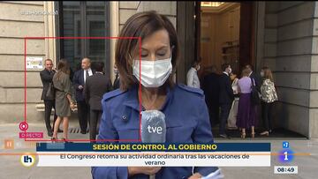 Imagen de varios diputados de VOX fumando sin mantener la distancia de seguridad en los exteriores del Congreso de los Diputados.