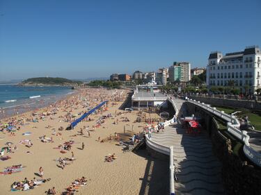 
En pleno casco urbano de la capital y rodeada por el paseo marítimo, esta playa es la localización perfecta para aquellos a los que les gusta disfrutar de un día de playa con todas liccwin247.comodidades que ofrece la ciudad.