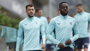 LEZAMA (BIZKAIA), 23/07/2025.- Iñaki Williams (d) a su llegada al entrenamiento que el Athletic de Bilbao ha celebrado este miércoles en sus instalaciones de Lezama. EFE/ Miguel Toña
