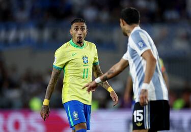 Raphinha discute con Leandro Paredes durante el duelo.