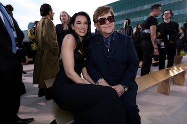Elton John y Dua Lipa durante la Versace Fall-Winter 2023 celebrada en Los Angeles.