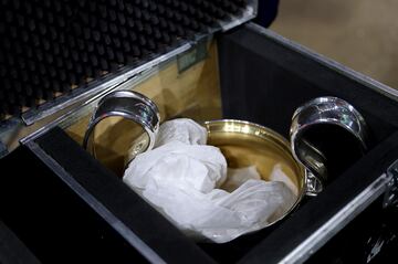 El trofeo de la UEFA Champions League, llegó al estadio perfectamente protegida. En la imagen momentos antes de colocarla en su atril a pie de campo.