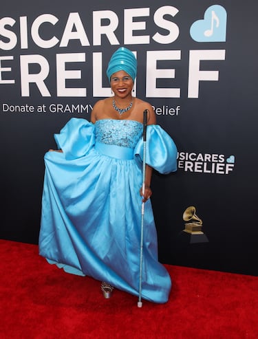 Lachi posa en la alfombra roja de los Grammys 2025 en ell Crypto.com Arena situado en la ciudad de Los Ángeles, en California.